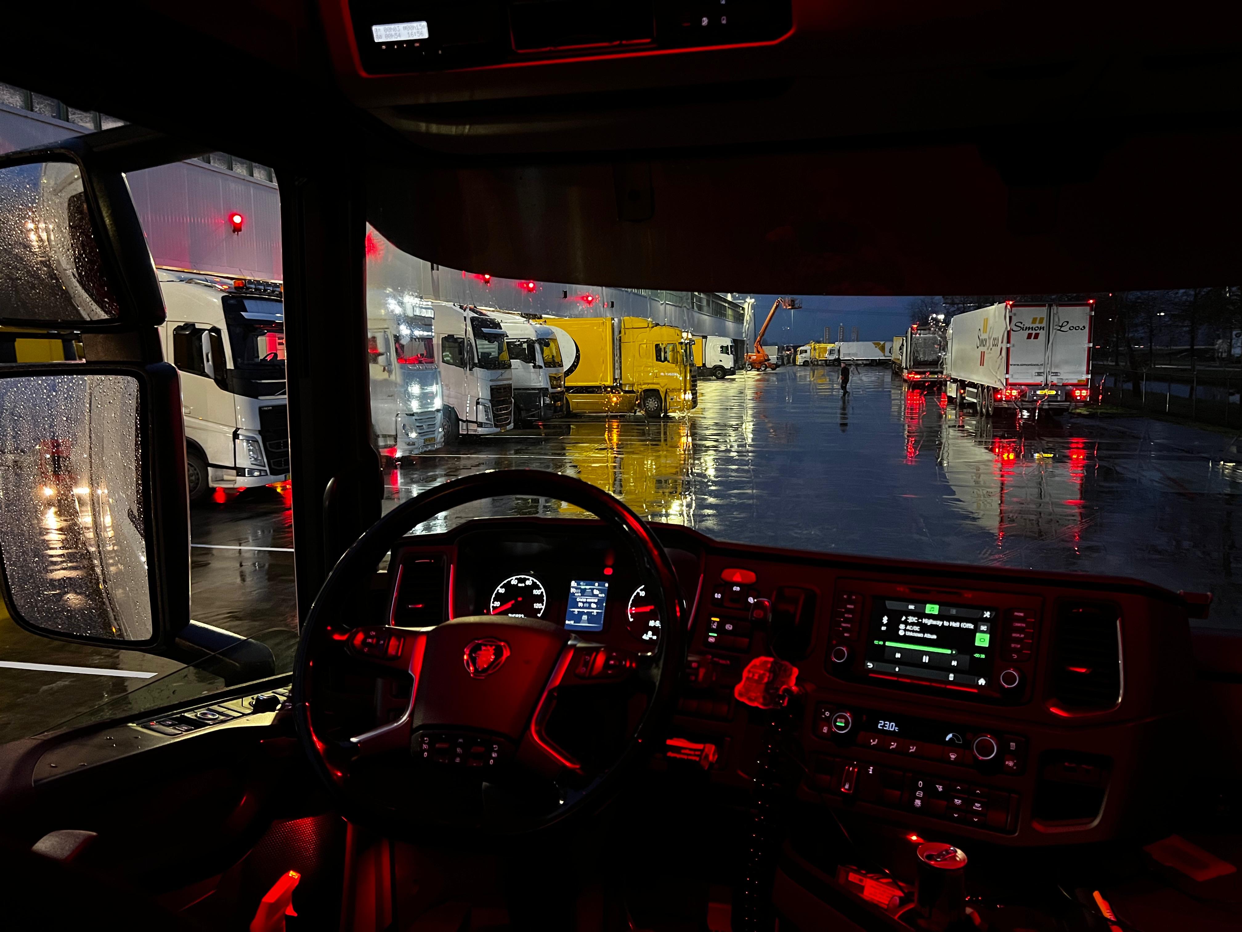 Vrachtwagenchauffeur aan het werk